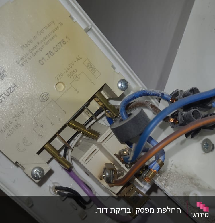 חיבורים חשמליים בתוך דוד שמש עם חוטים צבעוניים